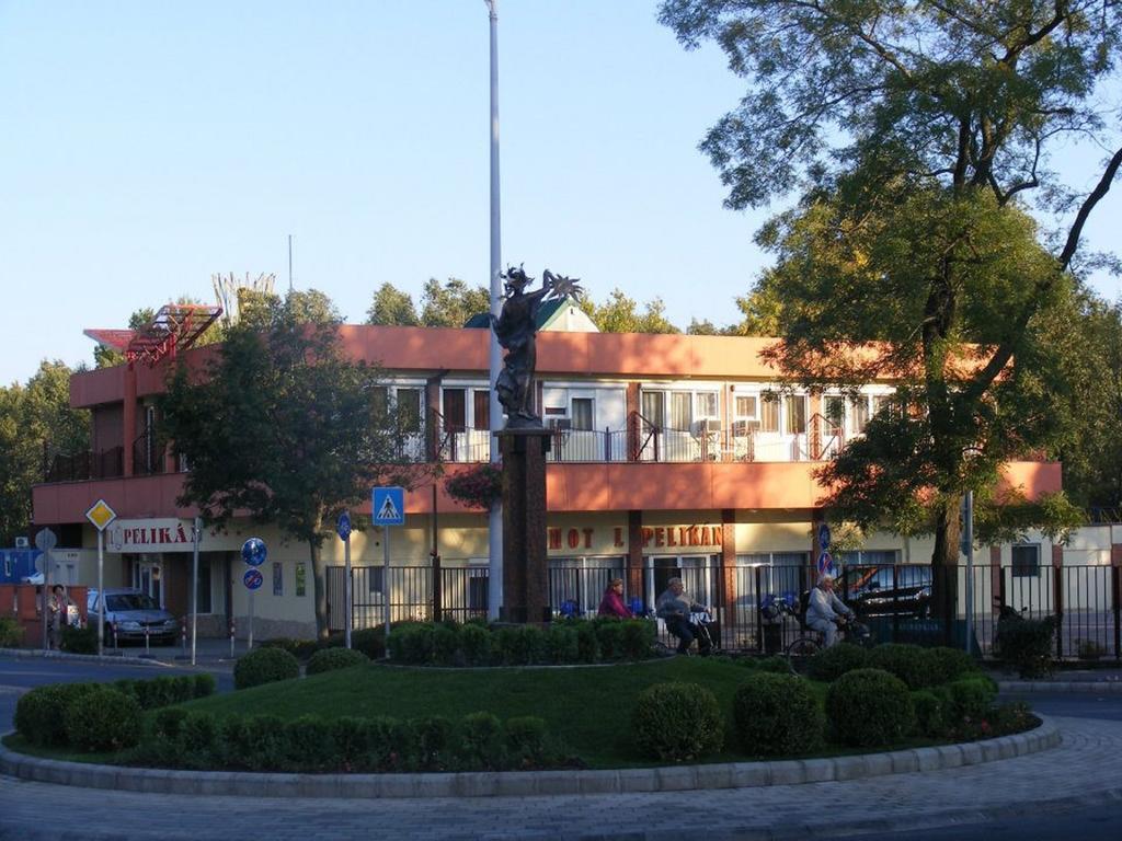 Hotel Pelikan Ходмезёвашархей Экстерьер фото