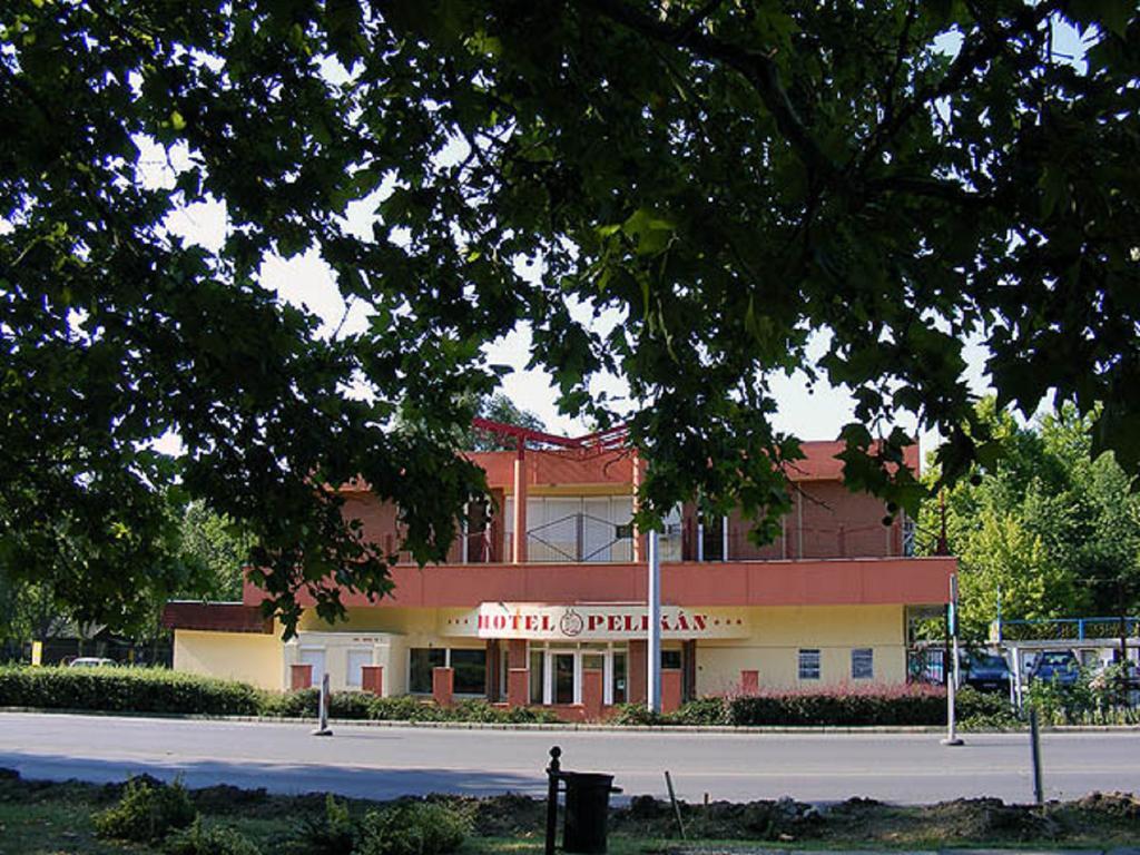 Hotel Pelikan Ходмезёвашархей Экстерьер фото