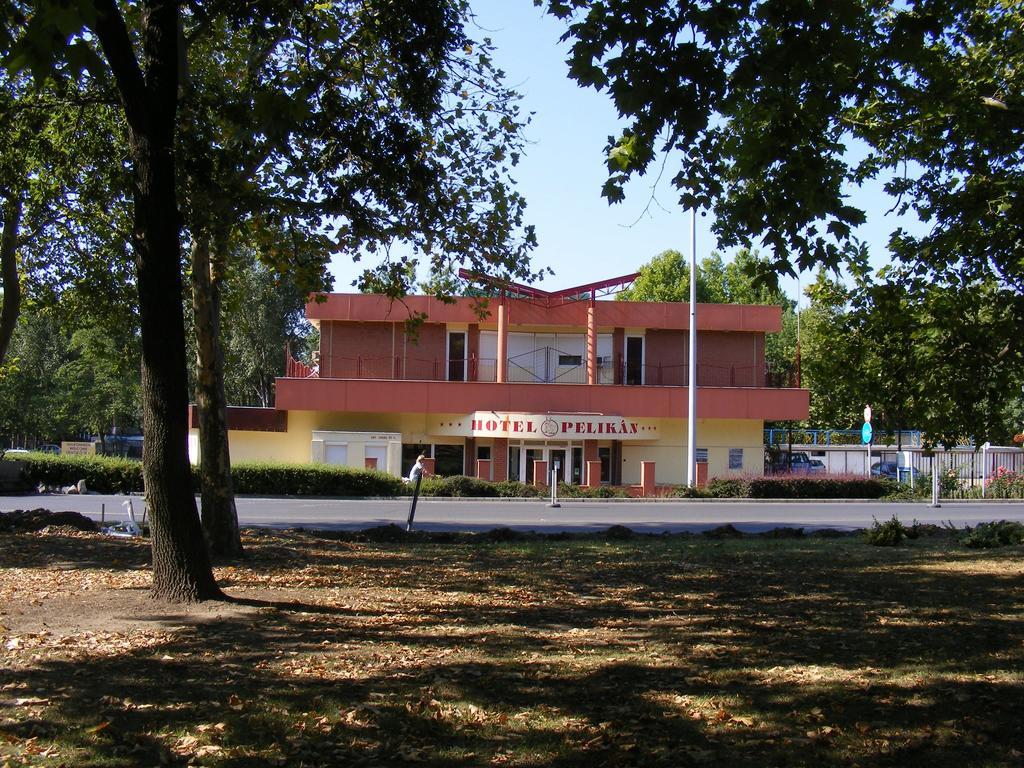 Hotel Pelikan Ходмезёвашархей Экстерьер фото
