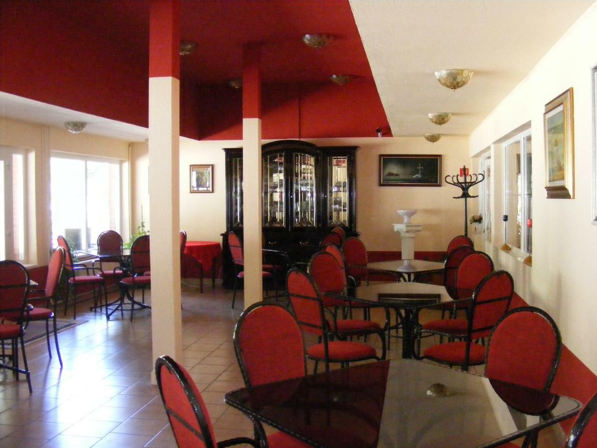 Hotel Pelikan Ходмезёвашархей Экстерьер фото