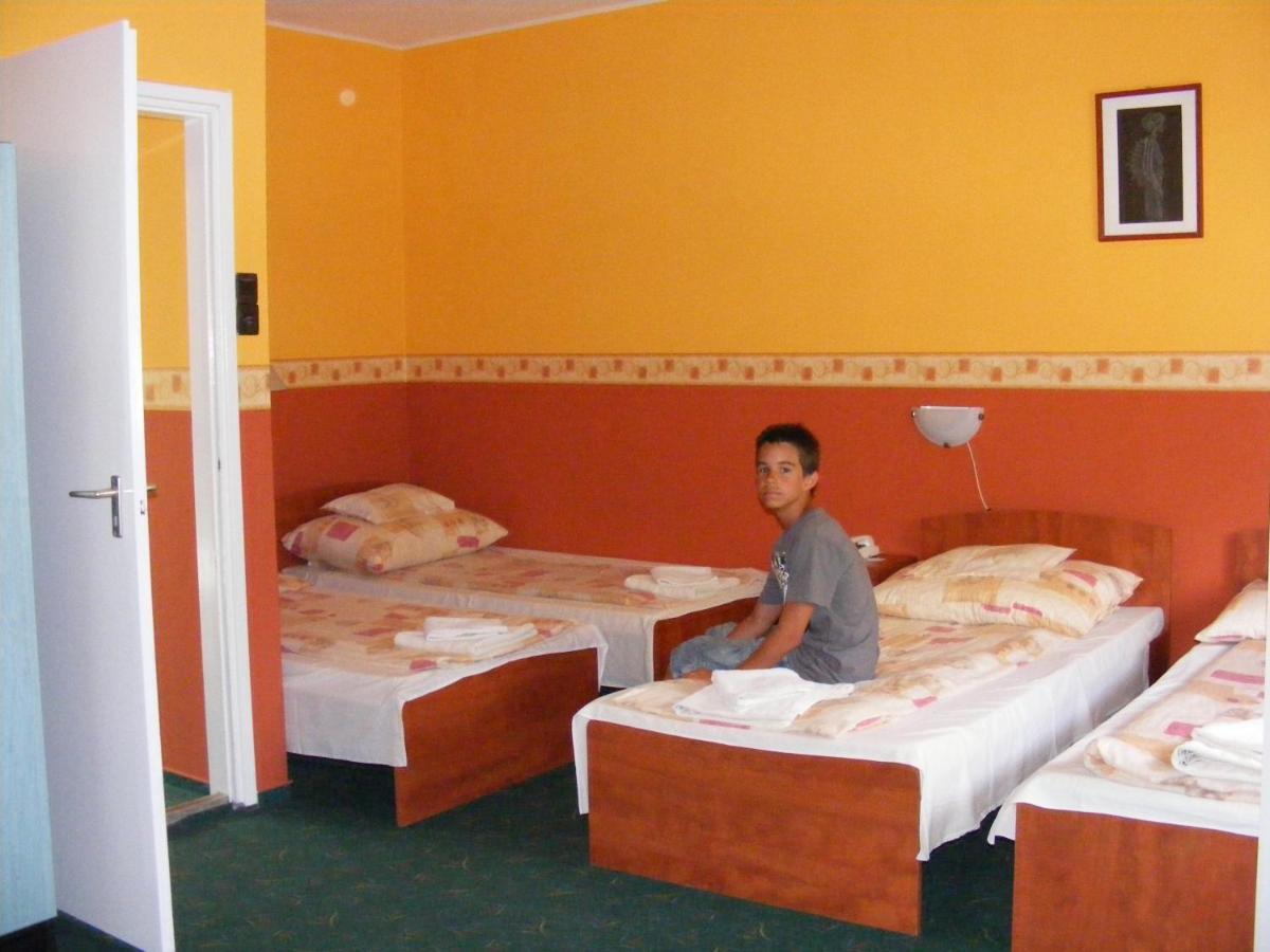 Hotel Pelikan Ходмезёвашархей Экстерьер фото