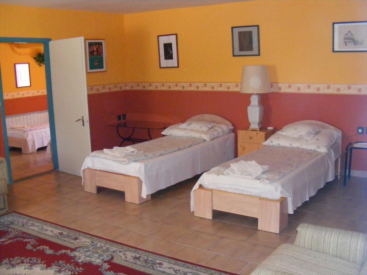 Hotel Pelikan Ходмезёвашархей Экстерьер фото